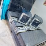 Juego de alcoba Release consta de base cama + espaldar con espejo en diseño deko + dos mesas de noche tapizadas