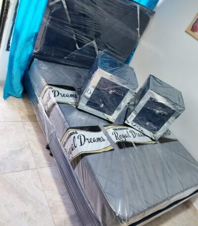 Juego de alcoba Release consta de base cama + espaldar con espejo en diseño deko + dos mesas de noche tapizadas