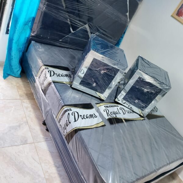 Juego de alcoba Release consta de base cama + espaldar con espejo en diseño deko + dos mesas de noche tapizadas