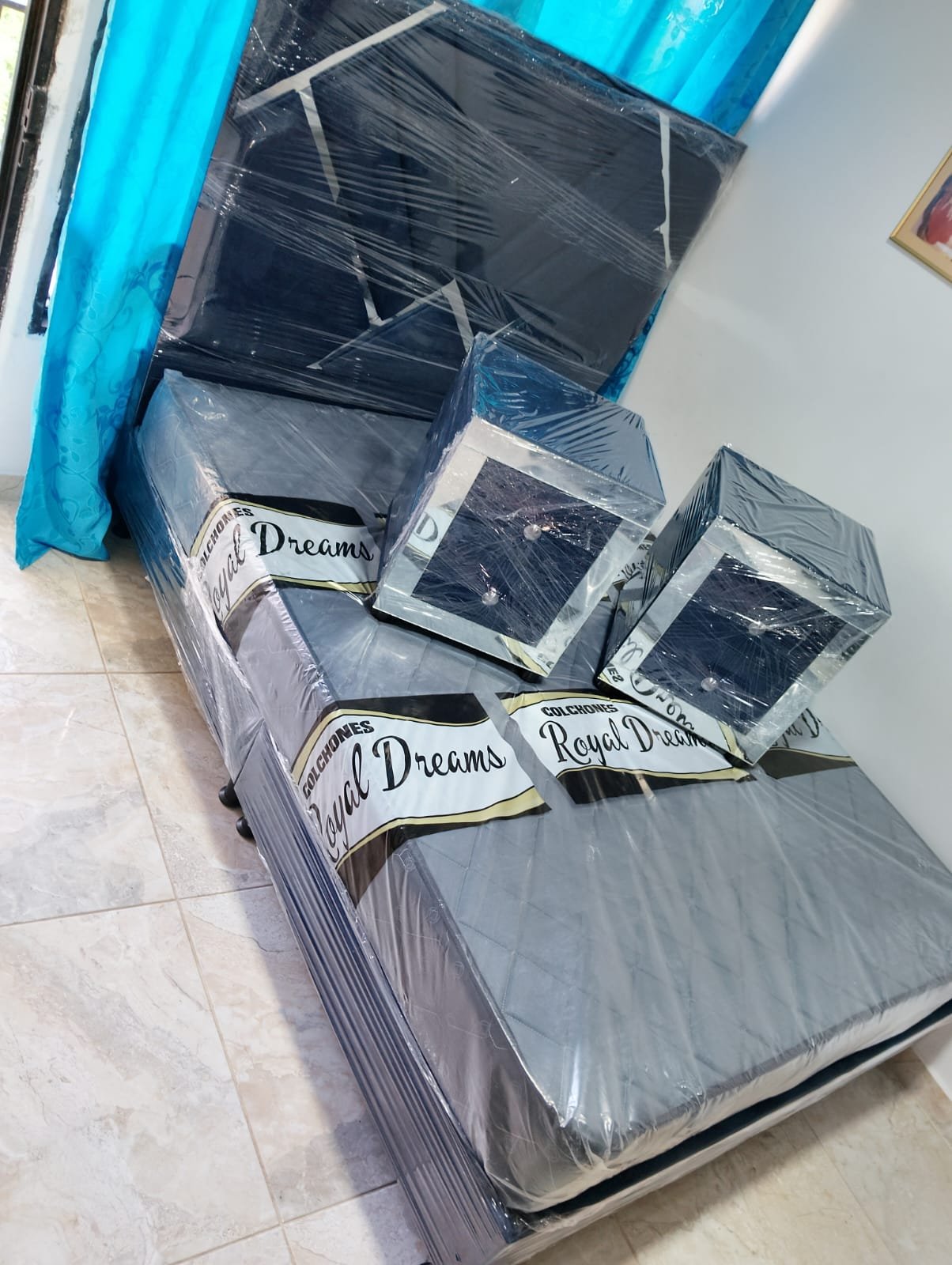 Juego de alcoba Release consta de base cama + espaldar con espejo en diseño deko + dos mesas de noche tapizadas Juego de alcoba Release consta de base cama + espaldar con espejo en diseño deko + dos mesas de noche tapizadas